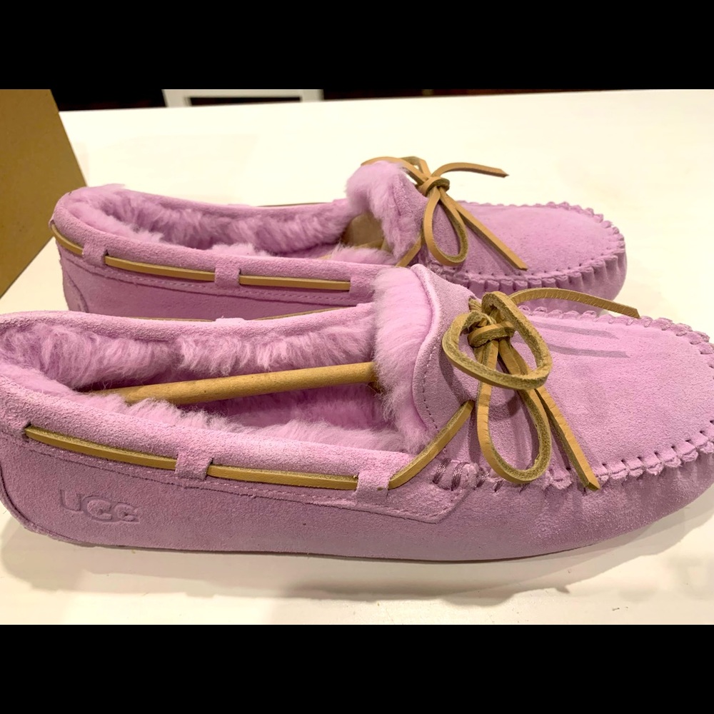 Ugg Dakota Slipper. NWT. Size 9.